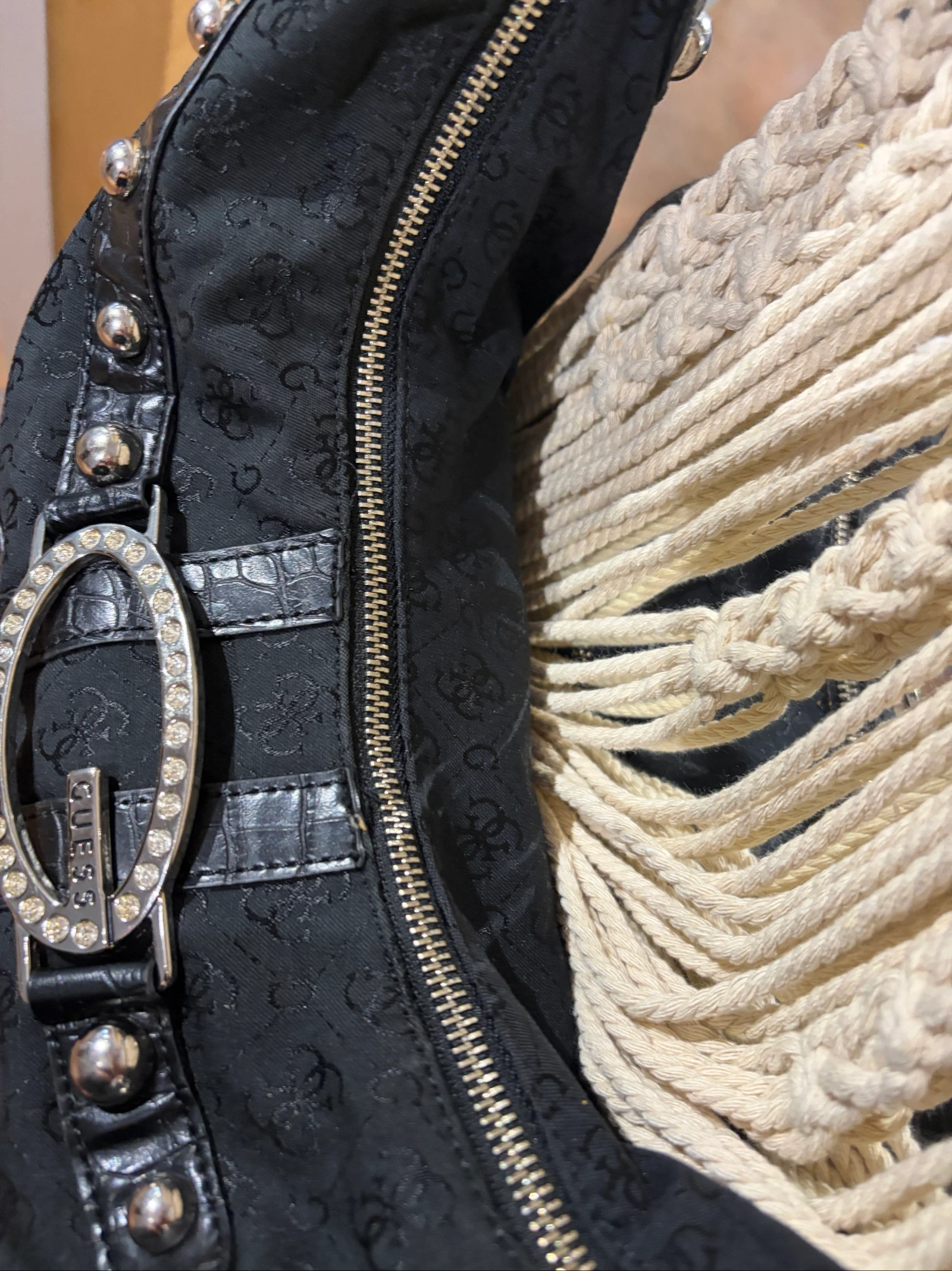 Sac à épaule clouté noir vintage Y2K Guess – Début des années 2000 – photo 10